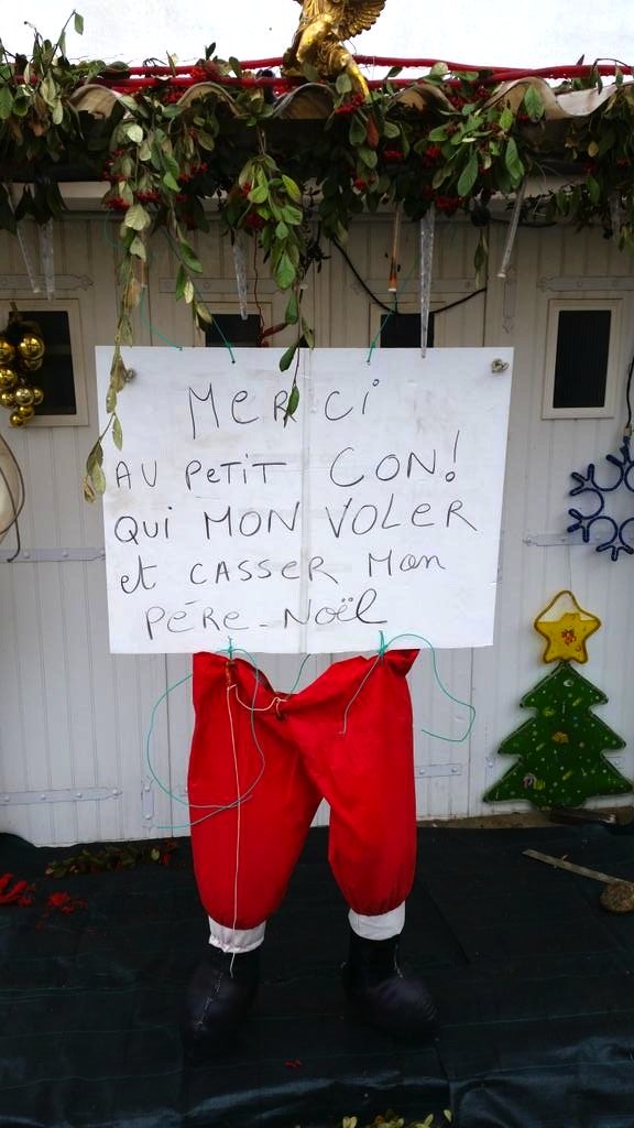 photo d'un mot de voisin qui s'est fait volé et cassé son Père Noël